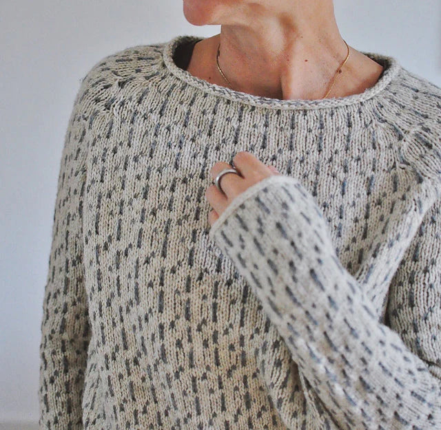 Victoria | Elegancki szary sweter z dekoltem typu łódka